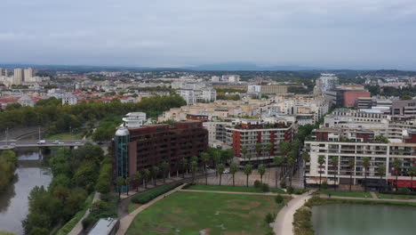 Port-Marianne-Modernos-Edificios-Residenciales-Con-Vista-Aérea-Del-Parque-Montpellier.